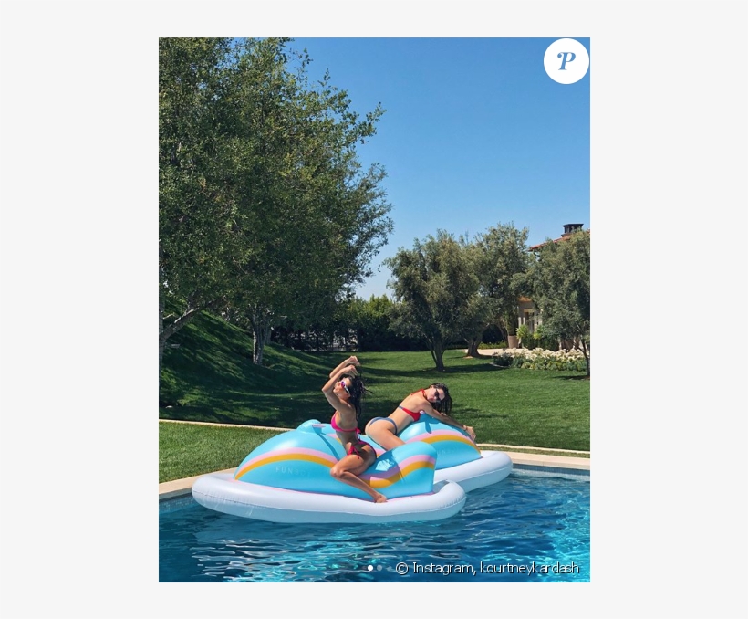 Kendall Jenner Et Sa Soeur Kourtney Kardashian - Kourtney Kardashian Kendall Jenner Pool, transparent png