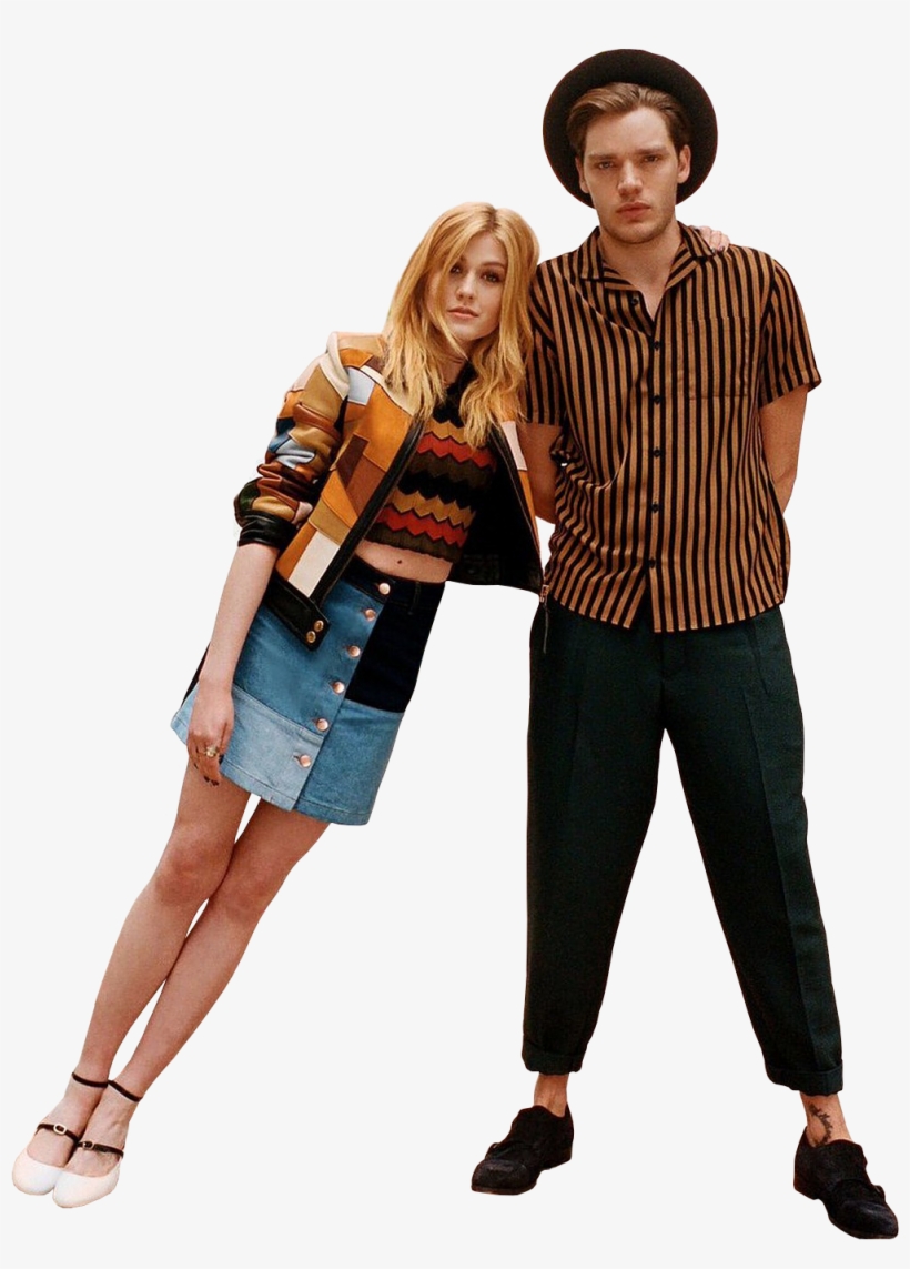 Dominic Sherwood Et Katherine Mcnamara En Couple