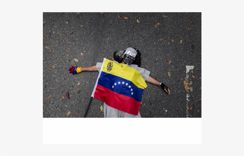 Una Mujer Permanece En El Suelo Con Una Bandera Venezolana - Muerte De Jovenes En Venezuela, transparent png