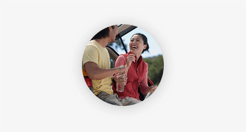 Man And Woman Laughing And Leaning Against Their Suv - Quest Diagnostics Publicidad, transparent png