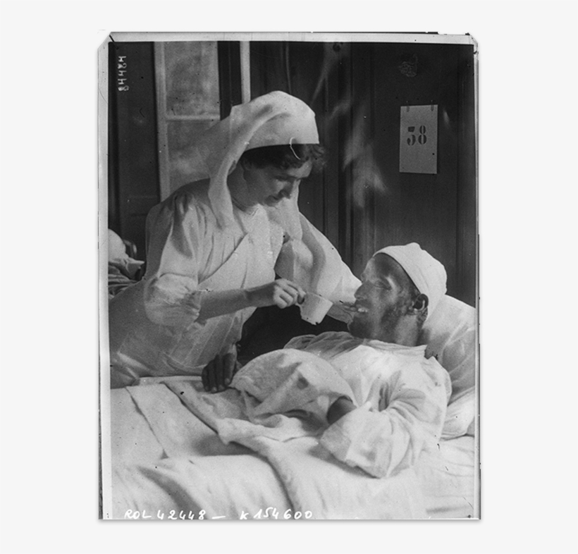 A Nurse Helping A Wounded Algerian Soldier To Drink - Ww1 Nurse Helping Soldier, transparent png