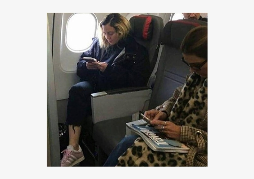 Madonna Dispensa Luxo E Viaja Para Lisboa Em Classe - Madonna Economy Class, transparent png
