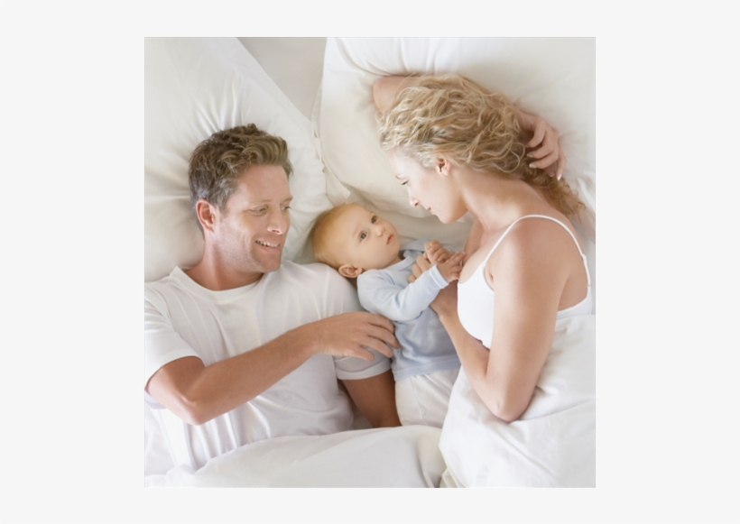 Obsessed With Sleep, But Still Not Well-rested - Mann Frau Kind Im Bett, transparent png