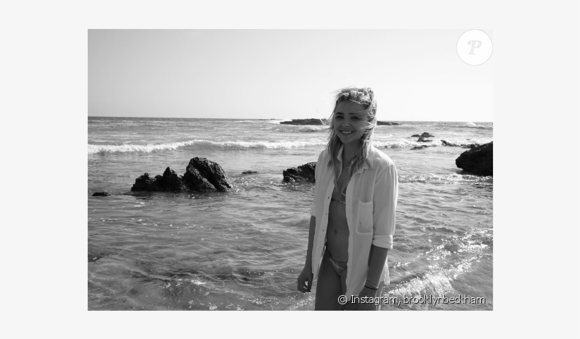Chloë Grace Moretz Lors D'une Journée Plage Avec Son - Chloë Grace Moretz Y Brooklyn Beckham, transparent png