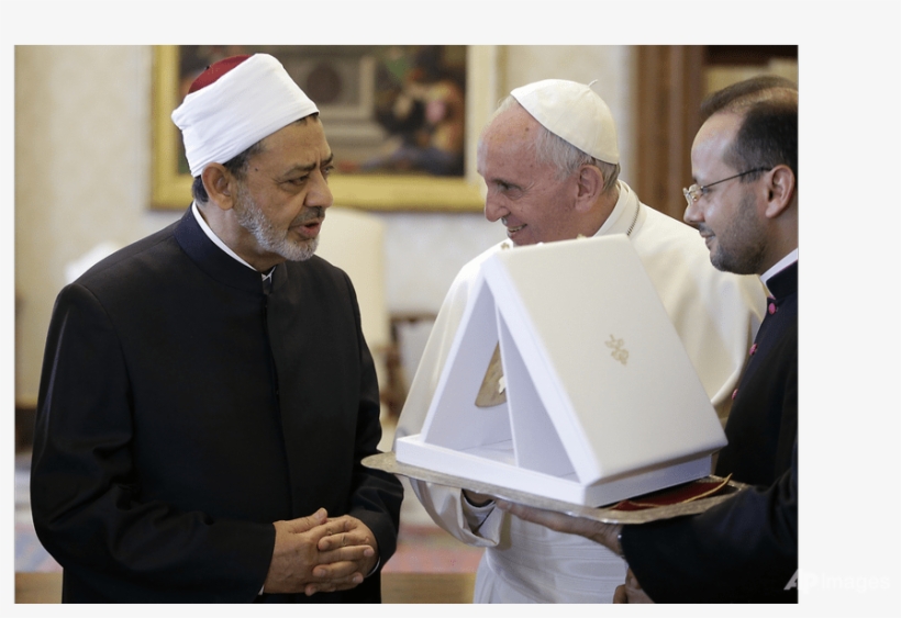 Pope And Top Imam Embrace In Historic Meeting At Vatican - Happy Muslims And Christians Together In Jordan, transparent png