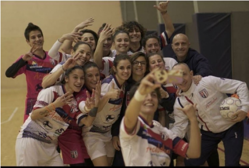 Futsal In Rosa/domani Amichevole Di Lusso X Il Fubol - Crew (500x500), Png Download