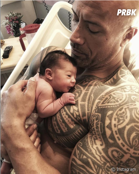 Dwayne Johnson Papa Pour La Troisième Fois - Dwayne Johnson Baby (950x599), Png Download