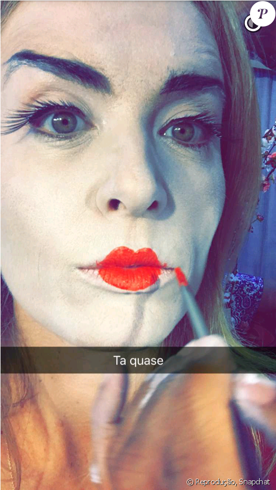 Angélica Usou Um Batom Vermelho E O Rosto Pintado De - Poster (950x960), Png Download