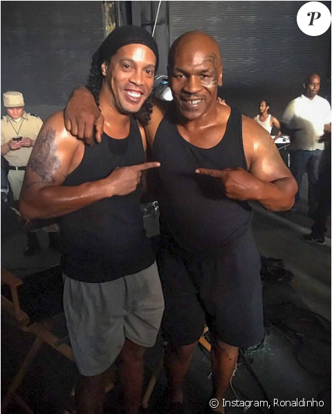 Photo De Ronaldinho Et Mike Tyson Publiée Le 2 Juin - Mike Tyson Ronaldinho (950x597), Png Download