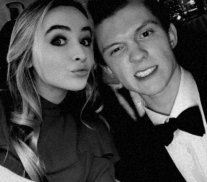 I'm Crying, They Are So Cute - Tom Holland And Sabrina Carpenter (426x375), Png Download