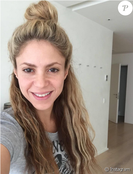 Shakira Au Naturel Et Sans Maquillage Avant De Fêter - Shakira Without Makeup (637x596), Png Download