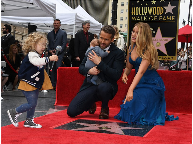 Actor Ryan Reynolds Gets Star On Hollywood Walk Of - Ryan Reynolds Walk Of Fame (991x557), Png Download