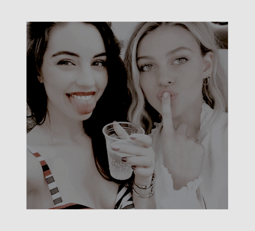 Loserps - Adelaide Kane And Nicola Peltz (500x454), Png Download