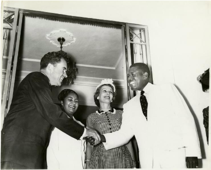 Vice President Richard Nixon Shakes Hands With Haiti - Richard Nixon Et Magloire (699x345), Png Download