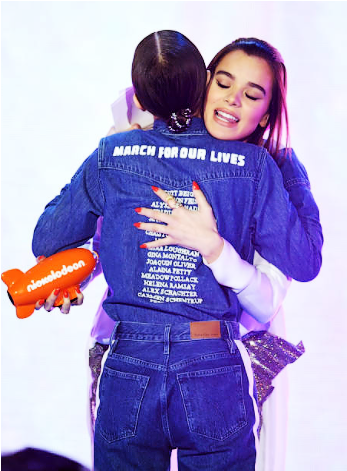 Millie Bobby Brown And Hailee Steinfeld At The - Millie Bobby Brown Kca 2018 (540x470), Png Download