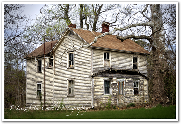 Piles And Piles Of Trash Were Inside - Cottage (648x438), Png Download
