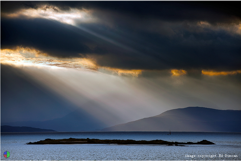 The Sun Coming Through The Clouds - Sea (800x800), Png Download