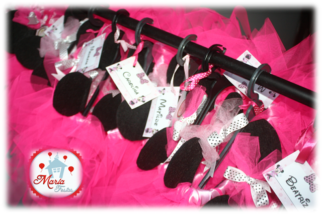 Todas As Suas Amigas No Início Da Festa Foram Presenteadas - Basic Pump (640x427), Png Download