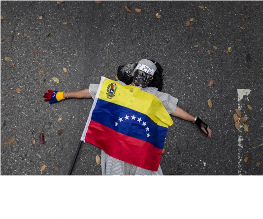 Una Mujer Permanece En El Suelo Con Una Bandera Venezolana - Muerte De Jovenes En Venezuela (790x444), Png Download