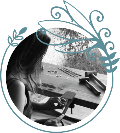 Kaila Fusco Making Jewellery - Sitting (420x464), Png Download