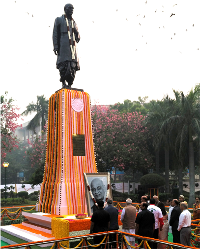 Pm Pays Tribute To Sardar Patel, Flags Off & - Vallabhbhai Patel (571x504), Png Download