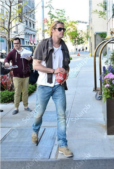 Chris Hemsworth Wearing Superdry - Chris Hemsworth (480x555), Png Download