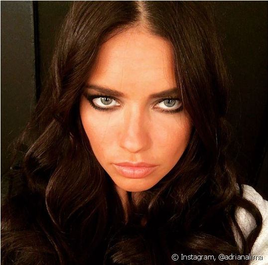 Adriana Lima Explicou Que Consegue O Visual Descolado - Adriana Lima (790x569), Png Download