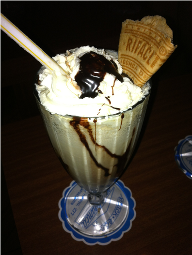 "batido De Plátano, Helado De Vainilla, Leche Y Sirope - Sundae (700x526), Png Download