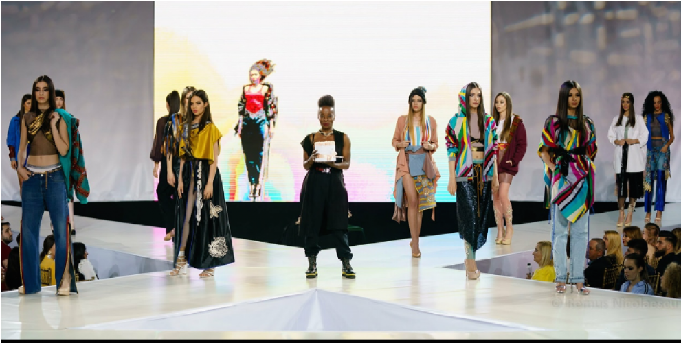 Bucharest Fashion Week - Fashion Show (990x681), Png Download