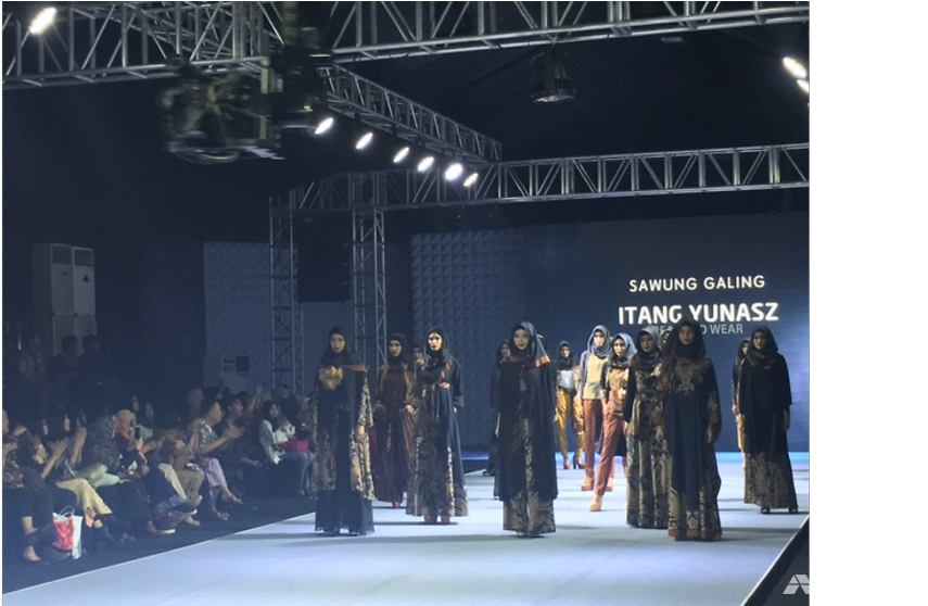 Indonesia Looks To Establish Itself As A Regional Muslim - Fashion Show (991x557), Png Download