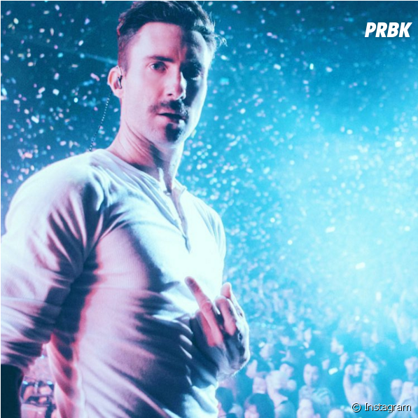 Com Esse Jeito Encantador, Adam Levine, Do &quot - アダム レヴィーン タトゥー 腕 (950x596), Png Download