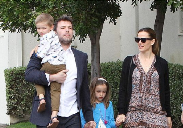 Jennifer Garner Junto A Ben Affleck Y Dos De Sus Hijos - Jennifer Garner Family (790x444), Png Download