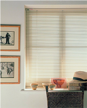 Blinds - Persiana No Vão Da Janela (515x347), Png Download