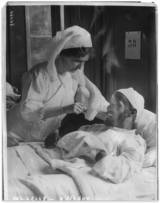 A Nurse Helping A Wounded Algerian Soldier To Drink - Ww1 Nurse Helping Soldier (800x716), Png Download