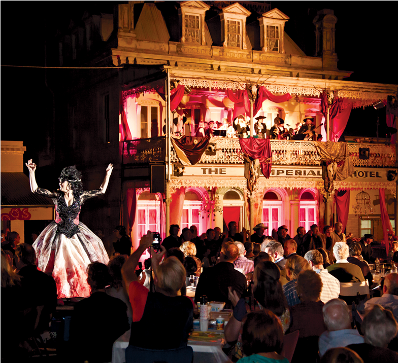 People Watching A Performer In A Big Dress With An - Decoration (1600x715), Png Download