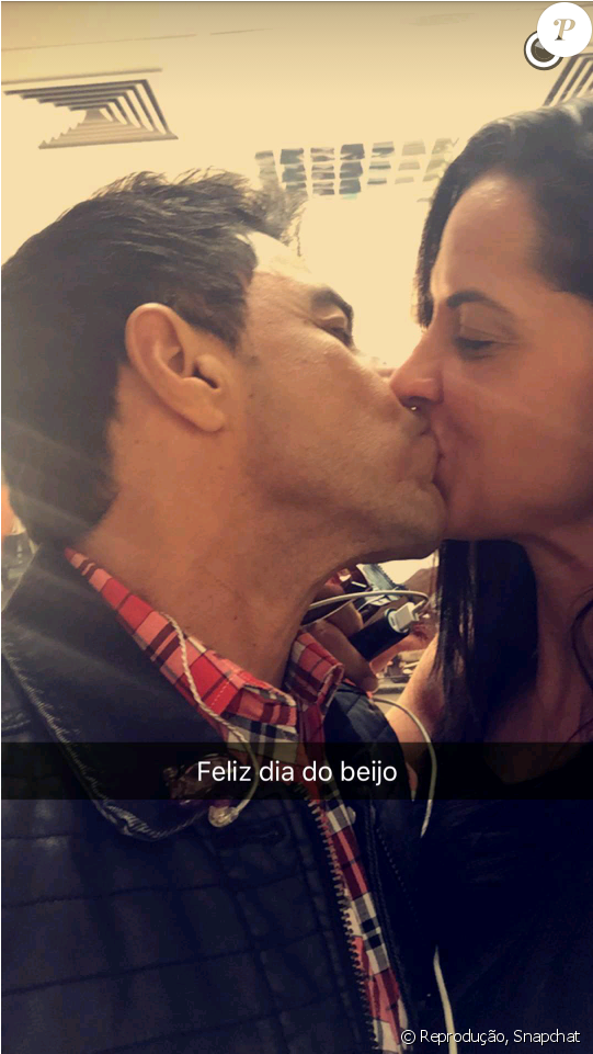 Zezé Di Camargo Também Deu Um Beijo Em Graciele, Sua - Zezé E Graciele Beijo (950x960), Png Download