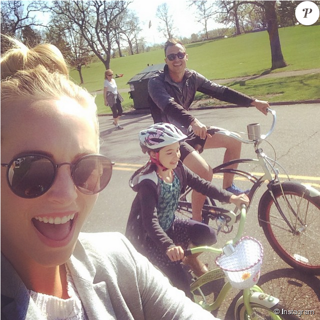 Candice Accola Et Joe King À Vélo En Famille, Photo - Candice Accola Et Son Bebe (950x658), Png Download