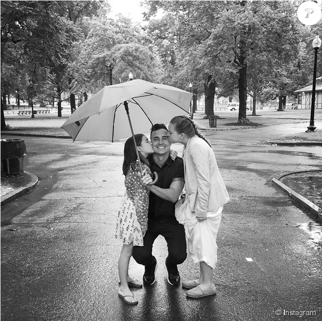 Joe King Du Groupe The Fray Avec Ses Filles Ava Et - Snapshot (950x656), Png Download