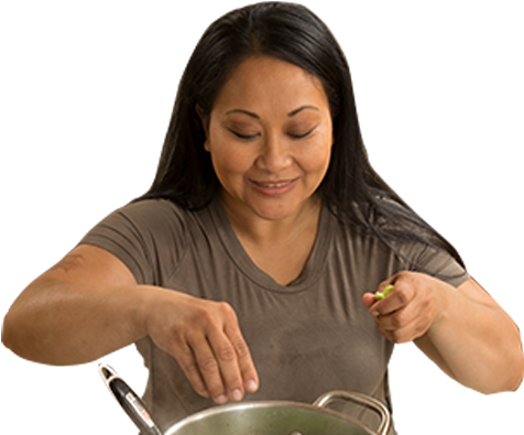 Ib Tus Poj Niam Luag Ntxhi Nqa Ib Tais Zaub Xav Lav - Cooking (500x500), Png Download