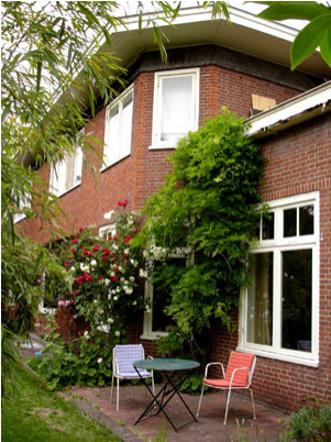 Nice House With Garden In Amsterdam - Yard (800x533), Png Download
