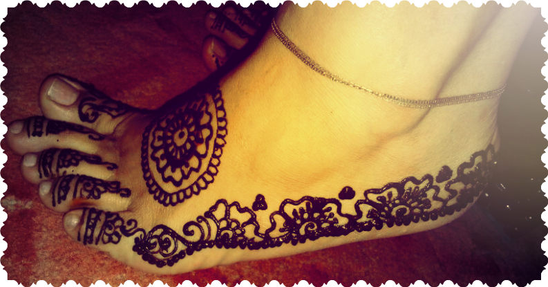 Simple Mehndi Mandala On The Top Of The Foot With A - Foot (793x415), Png Download