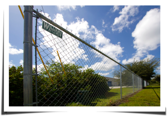 Galvanized Chain Link Fencing Provides Safety And Security - Fence (600x462), Png Download