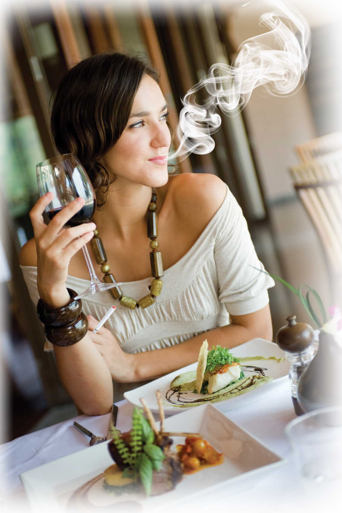 Se Não Fuma, Não Fume Se Fuma Vapore Www - Woman At Restaurant (1131x1698), Png Download