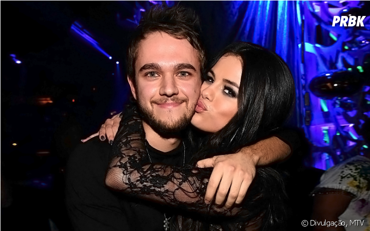 Selena Gomez E Zedd Tiveram Um Namoro Relâmpago Em - Selena Gomez And Zedd (950x463), Png Download