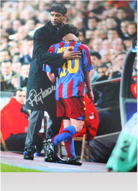 Frank Rijkaard Signed Barcelona Photo - Frank Rijkaard Va Messi (650x665), Png Download