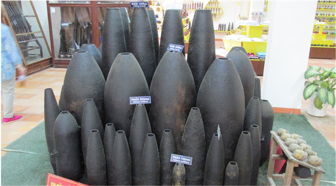 Rifles, Hand Grenades And Bombs Used During The Vietnam (903x381), Png Download