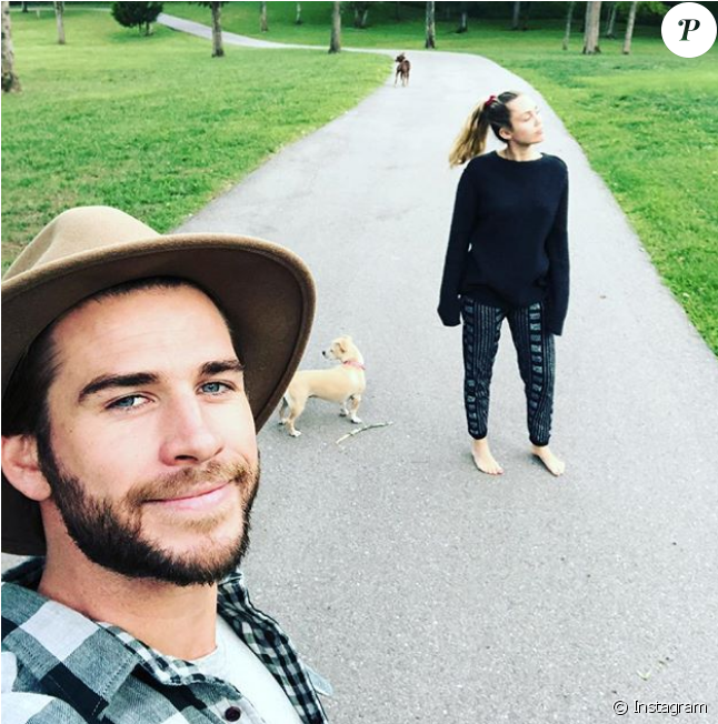 Liam Hemsworth Et Miley Cyrus Sur Une Photo Publiée - Miley Cyrus Liam Hemsworth 2018 (950x651), Png Download