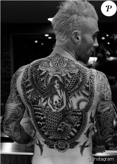 Adam Levine Dévoile Une Photo De Son Nouveau Tatouage - Tattoo Celebrities Men Back (950x522), Png Download