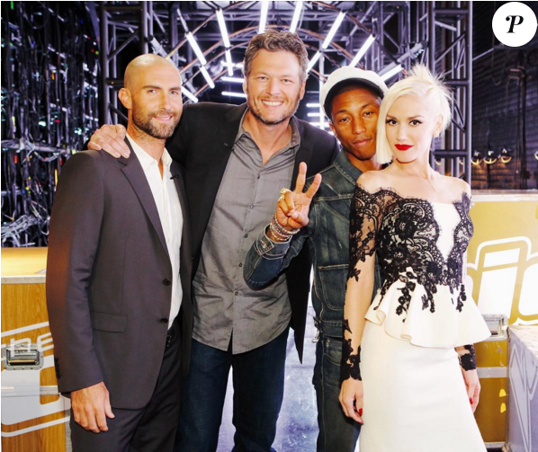 Adam Levine, Blake Shelton, Pharrell Williams Et Gwen - Gwen Stefani Inside Mansion (950x502), Png Download