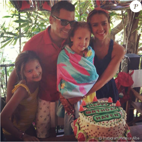 Jessica Alba En Famille À L'occasion De L'anniversaire - 5th Birthday Girl With Family (950x598), Png Download